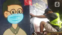Mahasiswa melukis mural bertemakan sosialisasi pencegahan Covid-19 di kolong jalan tol dalam kota, Kebun Nanas, Jakarta, Jumat (4/12/2020). Kegiatan sekitar 90 tiang kolong tol sepanjang jalan MT Haryono ini difasilitasi Satgas Covid-19. (merdeka.com/Arie Basuki)