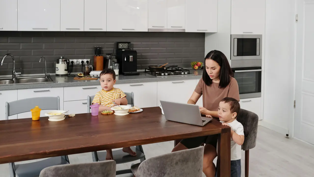 Ibu Selalu Menjadi Orang Pertama yang Dicari Anak? Begini Cara Membagi Peran Parenting Lebih Adil