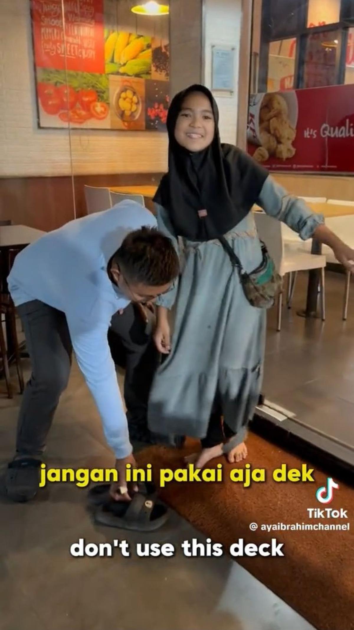 Belum pernah ke tempat seperti ini, Risna bahkan melepas sandalnya saat akan masuk ke dalam restoran.