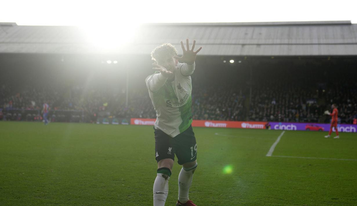 Pemain Liverpool, Harvey Elliott, melakukan selebrasi setelah mencetak gol ke gawang Crystal Palace pada laga pekan ke-16 Premier League di Selhurst Park, Sabtu (9/12/2023). (AP Photo/Kin Cheung)