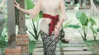 Pesona Nora Alexandra dalam Balutan Kebaya Bali. (Sumber: Instagram/ncdpapl)