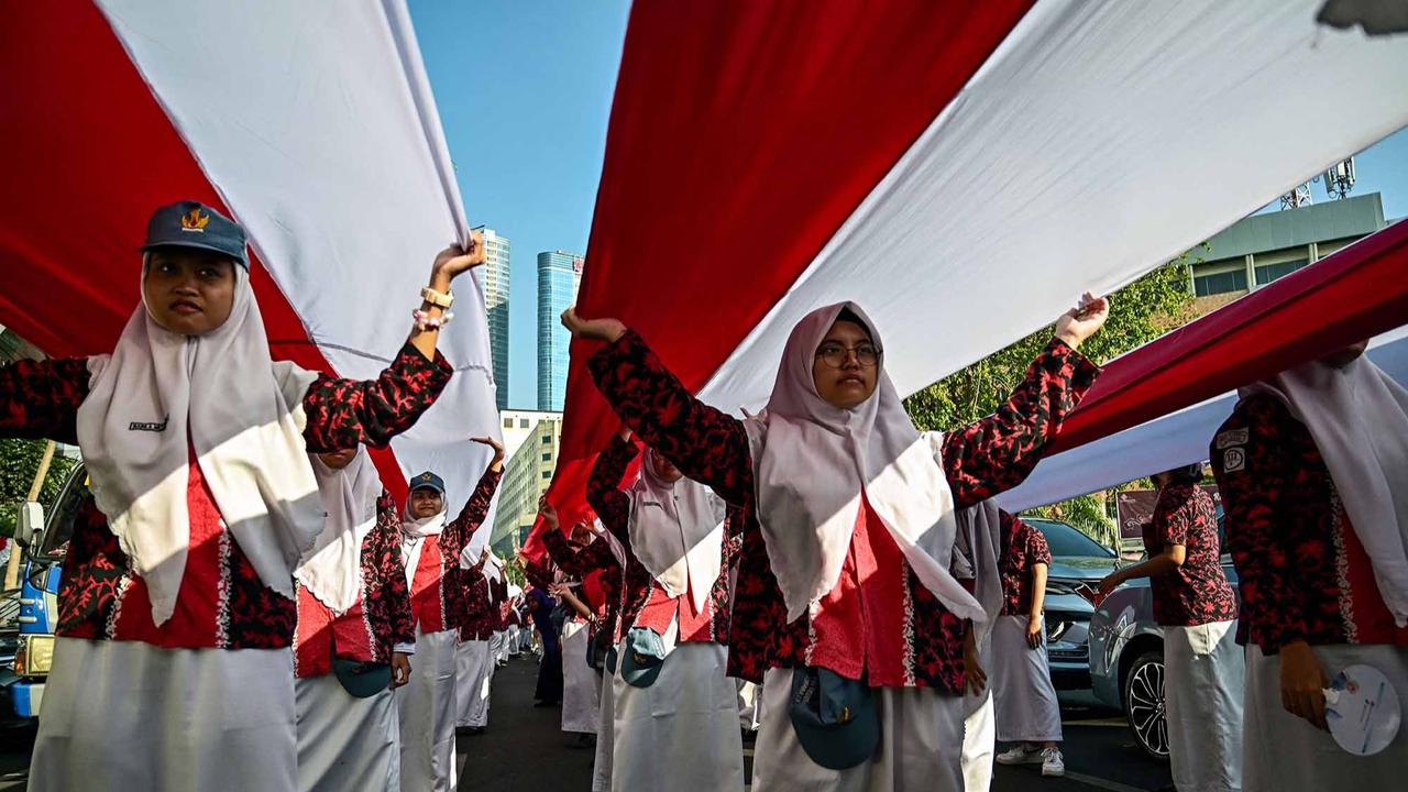 FOTO: Aksi Pelajar Surabaya Bentangkan Merah Putih Hampir 15 Kilometer