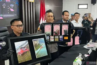 Korban diduga dibuang pelaku dari atas Tol Bogor setelah dibunuh di dalam mobil. (Foto: Antara)