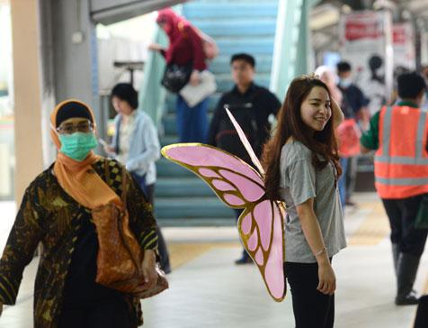 Cewek bersayap pink yang fenomenal di Stasiun Dukuh Atas.