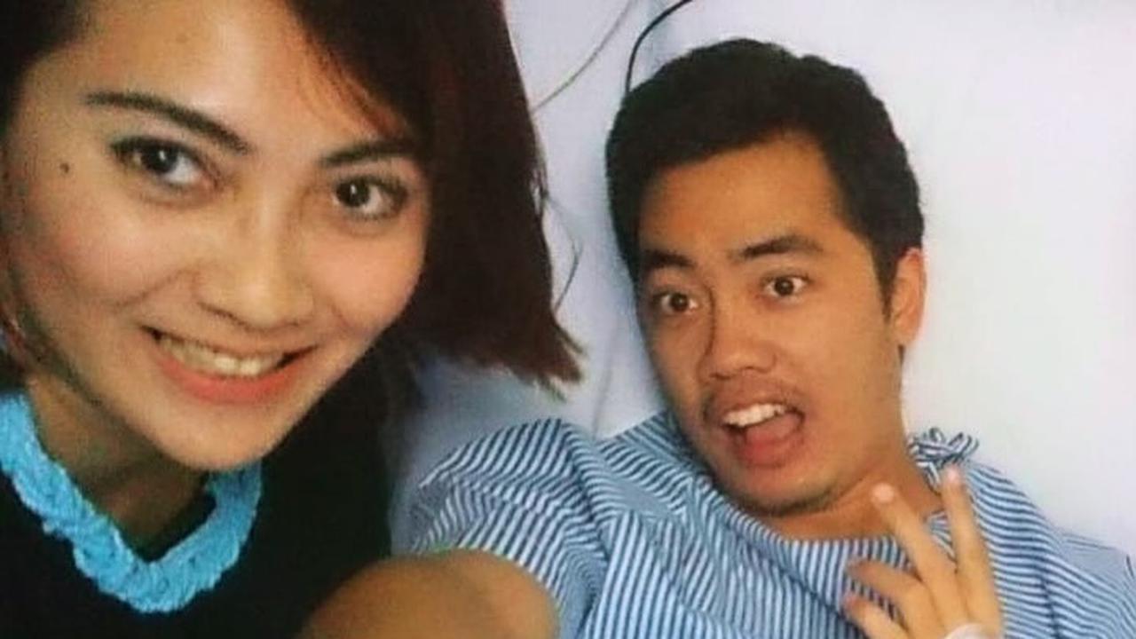 Rayakan Anniversary, Dennis Adhiswara Unggah Foto Masa Pacaran dengan Istri Tercinta