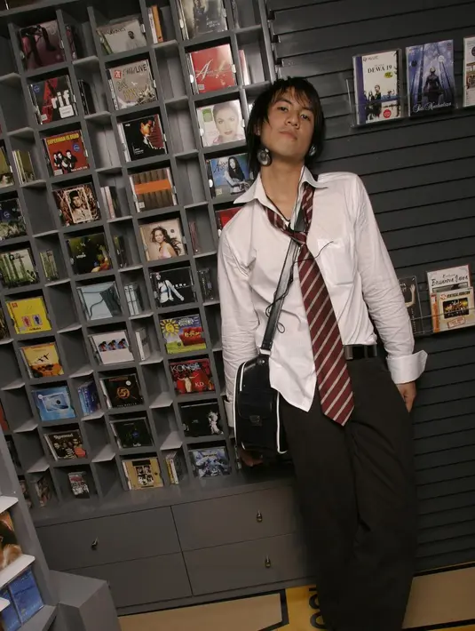 Melalui akun instagramnya, Kamis (13/4), Daniel membagikan beberapa potret jadulnya saat masih muda. Gaya dengan kemeja putih lengan panjang dan berdasi. Rambutnya gondrong dengan model khas Daniel 
 Mananta. [Instagram/vjdaniel]