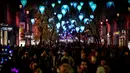 Orang-orang melintas di jalan-jalan kota Lyon selama festival cahaya tahunan, Fete De Lumiere, di Prancis, Kamis (6/12). Semua pertunjukan cahaya yang berlangsung selama 4 hari ini dirancang oleh seniman dari berbagai negara. (JEAN-PHILIPPE KSIAZEK / AFP)