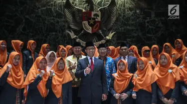 Gubernur DKI Jakarta Anies Baswedan foto bersama Kafilah Provinsi DKI Jakarta untuk mengikuti Musabaqah Tilawatil Quran (MTQ) Tingkat Nasional XXVII, Jakarta, Kamis (4/10). Anies berharap Kafilah DKI dapat meraih juara umum. (Liputan6.com/Faizal Fanani)