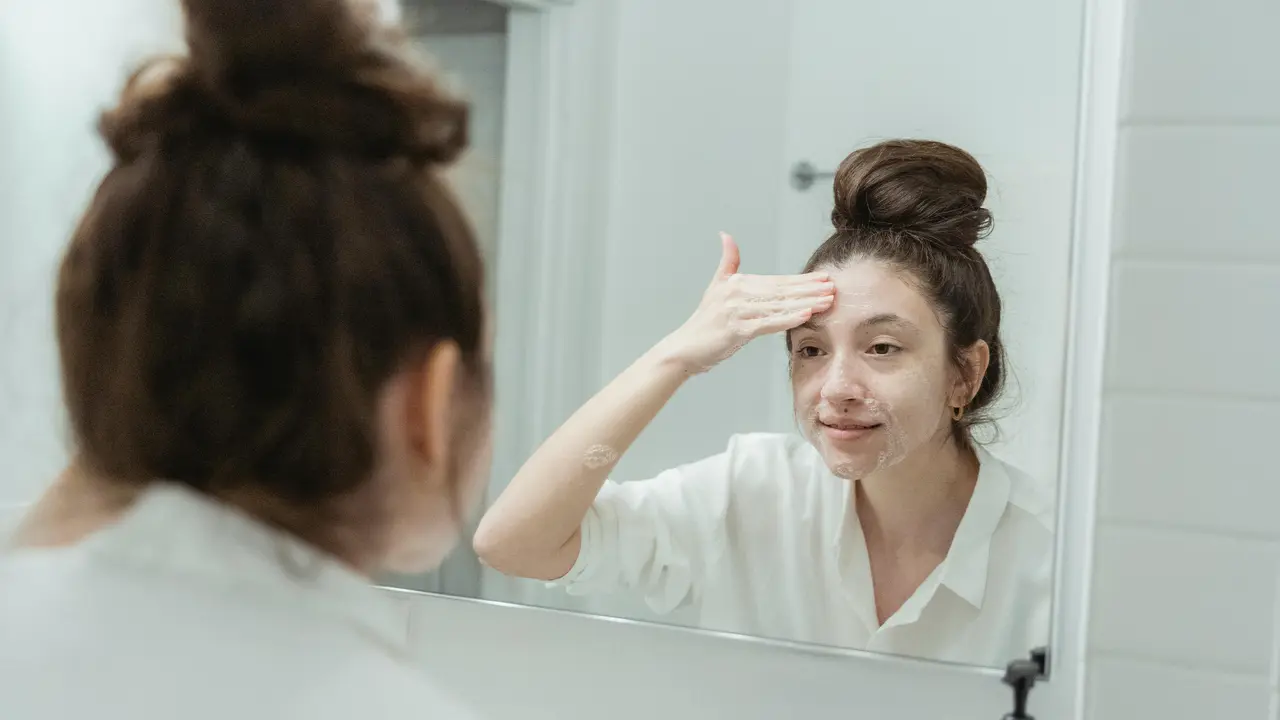 Cara Membersihkan Wajah dengan Benar agar Kulit Bersih dan Skin Barrier Tetap Terjaga