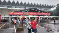 Hujan deras melanda Jakarta dan sekitarnya sejak Sabtu (28/1/2023) pagi. Namun. Badminton Lovers (BL) sudah memadati Istora Senayan untuk menyaksikan semifinal Indonesia Masters 2023. (Bola.com/Hery Kurniawan)