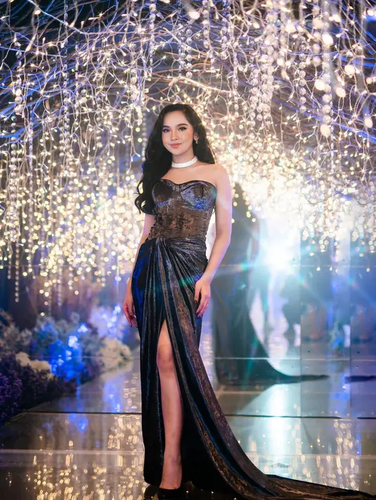 Penampilan luar biasa dari Lyodra Ginting dibalut dress velvet bernuansa hitam. Strapless dress ini terlihat luar biasa membalut tubuh Lyodra, dengan aksen ikat di bagian pinggang dan high slit yang membuat kakinya terlihat lebih jenjang.  [Foto: Instagram/lyodraofficial]