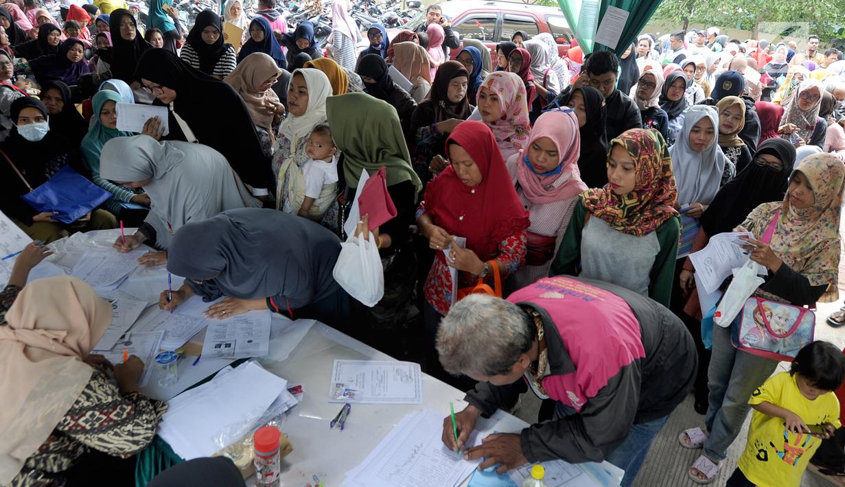 Para ibu mengurus pembuatan Kartu Identitas Anak (KIA) yang digelar Disdukcapik Kota Depok di Kantor Kecamatan Cinere, Depok, Jawa barat, Rabu (2/10/2019). Ratusan emak-emak menyerbu pelayanan gratis ini sebagai syarat administrasi anak masuk tahun ajaran baru. (merdeka.com/Arie Basuki)