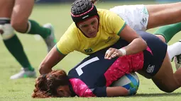 Pemain Rugby Jepang dijatuhkan pemain Brasil saat di Olimpiade Rio 2016, Brasil, Minggu (7/8). (REUTERS / Alessandro Bianchi)