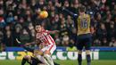 Pemain Arsenal, Laurent Koscielny (kiri)  menghalau bola dari kejaran pemain Stoke City, Mato Joselu (tengah) pada lanjutan Liga Premier Inggris di Stadion Britannia, Stoke-on-Trent, Minggu (17/1/2016).  (AFP Photo/Oli Scarff)