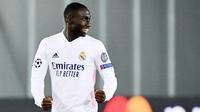 Los Blancos merogoh kocek hingga 48 juta euro untuk memboyong Ferland Mendy dari Olympique Lyon. Harga tersebut rasanya sebanding dengan sumbangsih yang diberikan pemain berusia 27 tahun itu untuk Real Madrid. Mendy mempersembahkan gelar juara Liga Champions dan La Liga Spanyol musim lalu. (AFP/Tiziani Fabi)