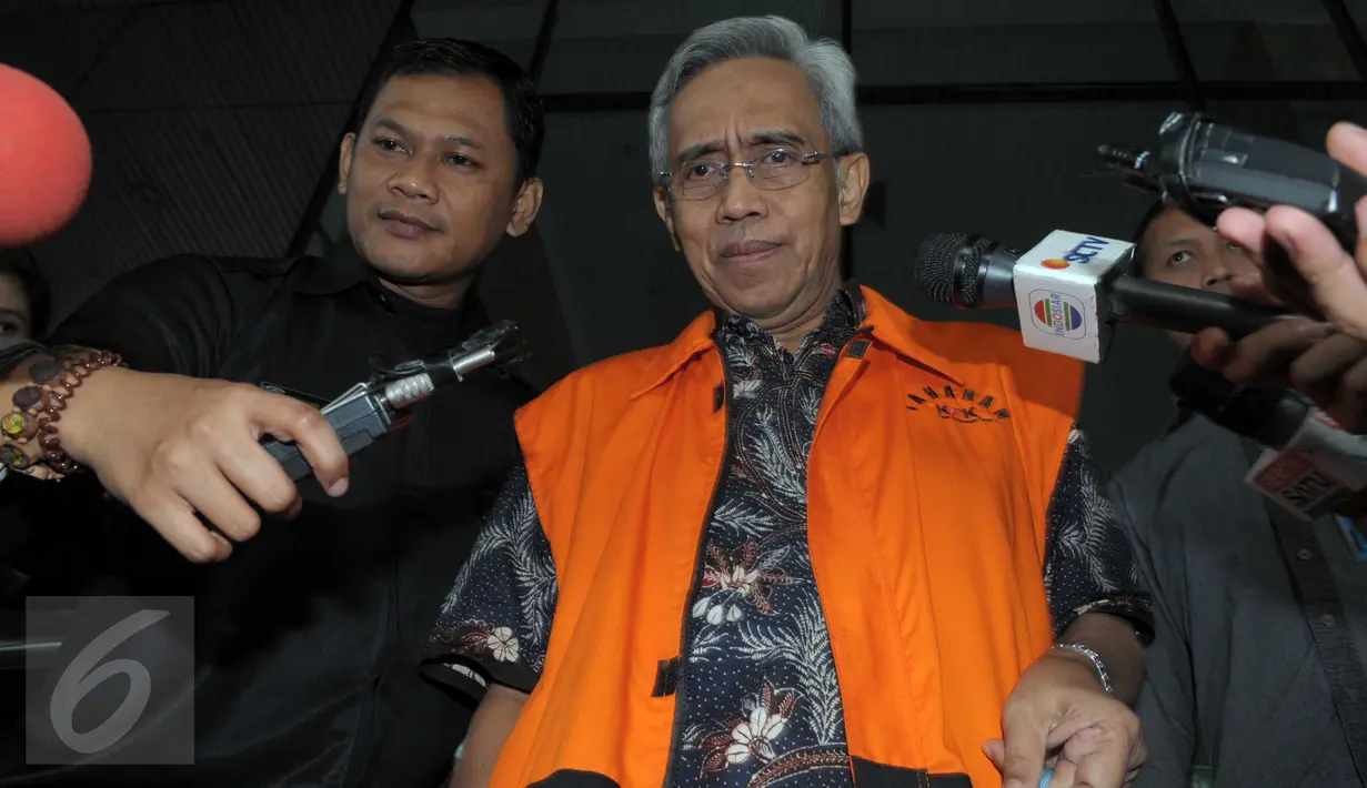 Djoko Pranomo enggan menjawab pertanyaan wartawan usai menjalani pemeriksaan sebagai tersangka dalam kasus dugaan korupsi Balai Pendidikan dan Pelatihan Ilmu Pelayaran Sorong tahap III, Jakarta, Rabu (2/3/2016). (Liputan6.com/Helmi Afandi)