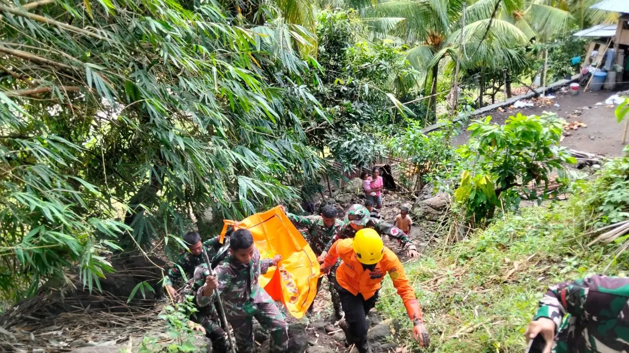 Tim SAR gabungan saat mengevakuasi jenazah bayi yang tewas terseret banjir bandang di kabupaten Nagekeo.