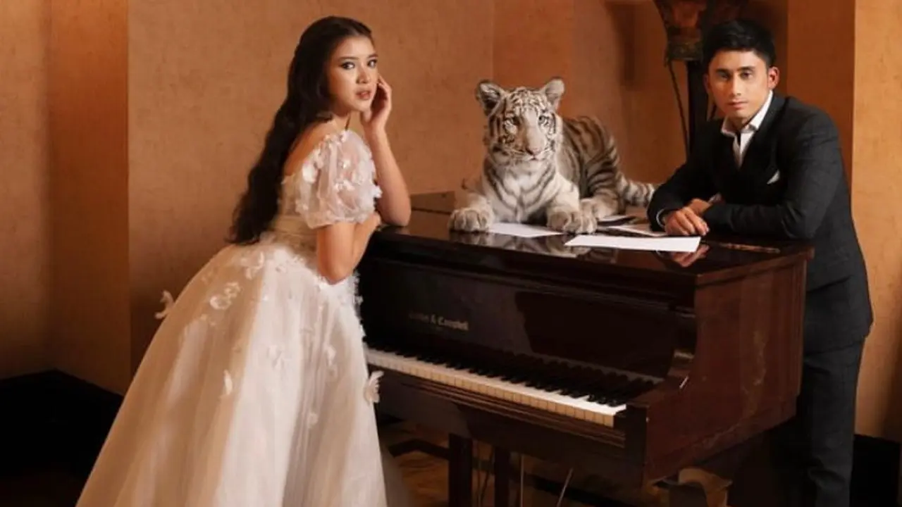 Pesona Cantik Tiara Andini Bergaun Putih Jalani Pemotretan Bersama Alshad Ahmad dan Harimau, Bak Prewedding