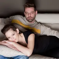 Kalau nonton film pornonya sendirian tentu saja merusak otak, tapi kalau nontonnya bareng pasangan halalmu lain lagi ceritanya. (Foto: thegoodbook.co.uk)