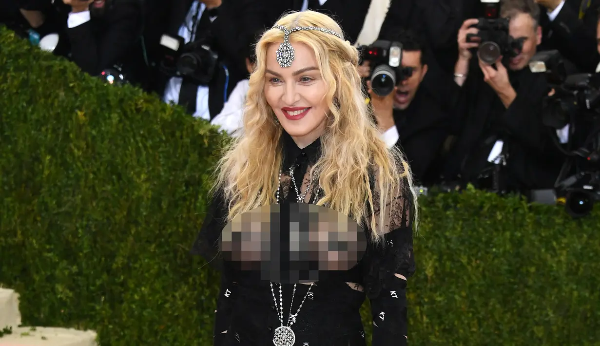 Penyanyi Madonna berpose saat tiba menghadiri ajang Met Gala 2016 di Metropolitan Museum of Art, New York, Senin (2/5). Bertemakan 'Manus x Machina: Fashion In An Age of Technology', Madonna tampil dengan busana transparan. (AFP/Larry Busacca)