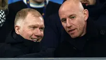CEO dan co-owner Salford City Nicky Butt (kanan) dan co-owner Paul Scholes bereaksi menjelang pertandingan putaran ketiga Piala FA Inggris antara Manchester City dan Salford City di Stadion Etihad di Manchester, Inggris barat laut, pada 11 Januari 2025. (Darren Staples/AFP)