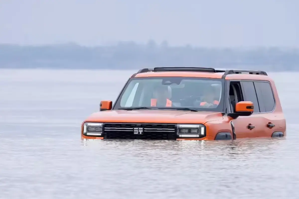 Jetour Zongheng G700 yang sedang melewati sungai.