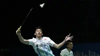 Ganda putra Indonesia, Fajar Alfian / Muhammad Rian, mengembalikan kok saat melawan Takuro Hoki / Yugo Kobayashi pada Indonesia Open 2019 di Istora Senayan, Jumat (19/7). Fajar / Rian kalah 19-21 dan 12-21. (Bola.com/Yoppy Renato)