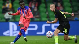 Gelandang Chelsea, Callum Hudson-Odoi, melepaskan tendangan saat melawan Krasnodar pada laga lanjutan Liga Champions 2020/2021 di Krasnodar Stadium, Kamis (29/10/2020) dini hari WIB. Chelsea menang 4-0 atas Krasnodar. (AFP/Kirill Kudryavtsev)