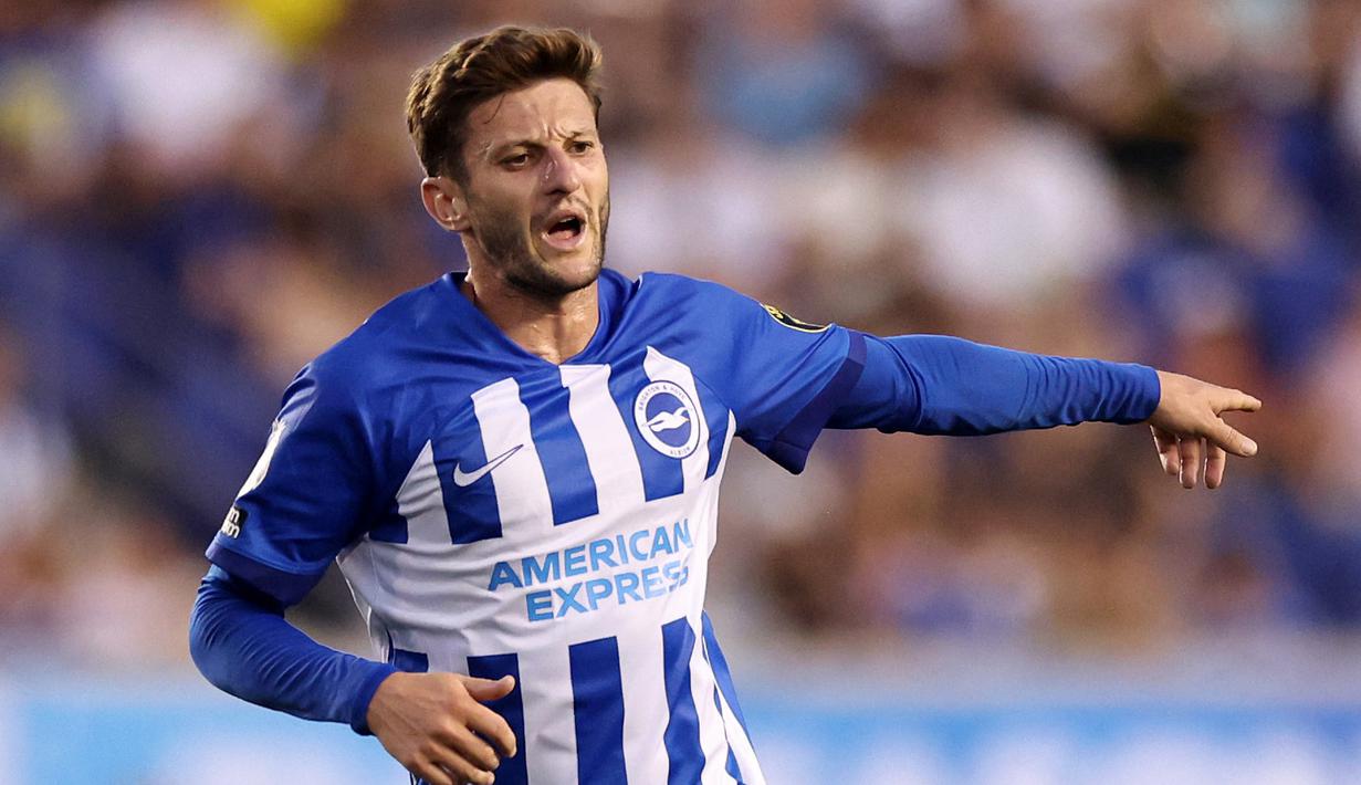 Pemain Brighton, Adam Lallana, memiliki umur 35 tahun 3 bulan. Di musim kompetisi 2023/2024, Lallana baru diberikan kepercayaan satu kali bermain dari bangku cadangan saat Brighton dikalahkan West Ham 1-3 pada pekan ke-3 Premier League 2023/2024, Sabtu (27/8/2023). (AFP/Getty Images/Tim Nwachukwu)