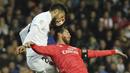Bek Real Madrid, Sergio Ramos, duel udara dengan pemain Valencia, Ezequiel Garay, pada laga La Liga 2019 di Stadion Mestalla, Rabu (3/4). Valencia menang 2-1 atas Real Madrid. (AP/Alberto Saiz)
