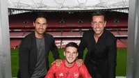 Declan Rice menandatangani kontrak lima tahun dengan Arsenal ditemani Mikel Arteta (kiri) dan direktur sport Edu (twitter/fabrizio romano)