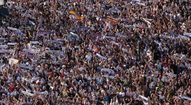 Para penggemar Real Madrid memadati lapangan Cibeles untuk merayakan trofi Liga Champions ke-15 di Madrid pada 2 Juni 2024. (Pierre-Philippe MARCOU/AFP)