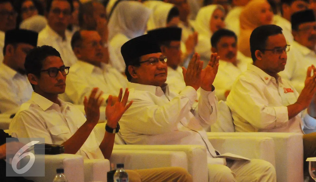 Prabowo Subianto didampingi Anies Baswedan (kanan) dan Sandiaga Uno (kiri) saat menghadiri rapat akbar kader di Jakarta, Minggu (8/1). Prabowo juga menyampaikan alasan Gerindra dan PKS memilih Anies-Sandiaga. (Liputan6.com/Angga Yuniar)