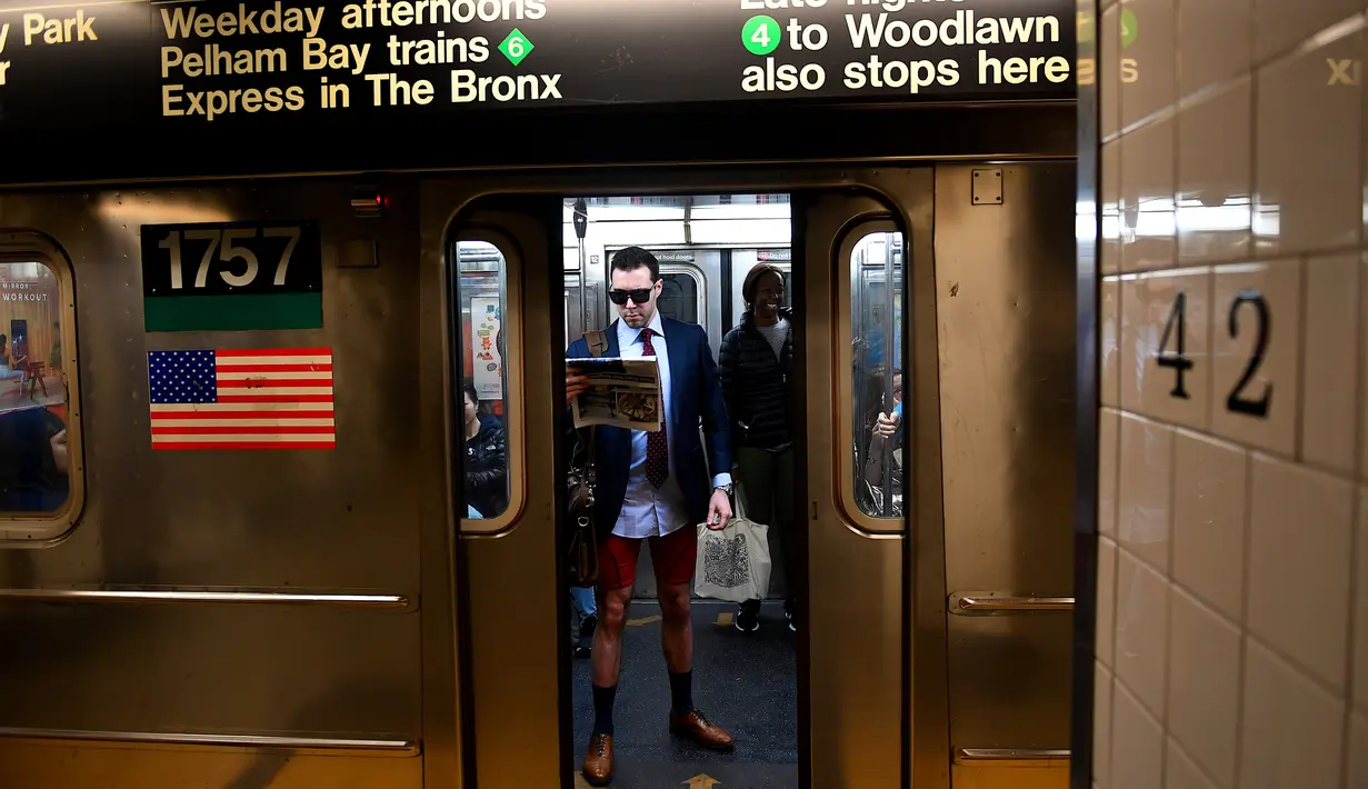 Peserta acara tahunan No Pants Subway Ride melakukan perjalanan dengan kereta bawah tanah di New York pada Minggu (12/1/2020). Untuk tahun ini, acara naik kereta tanpa celana itu dilangsungkan serentak di sejumlah kota dunia pada 12 Januari. (Johannes EISELE / AFP)