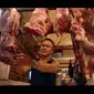 Sejumlah pedagang daging sapi menyebutkan, kenaikan harga akan terjadi lagi empat hari menjelang Lebaran, Pasar Minggu, Jakarta, Kamis (24/7/2014) (Liputan6.com/Miftahul Hayat)