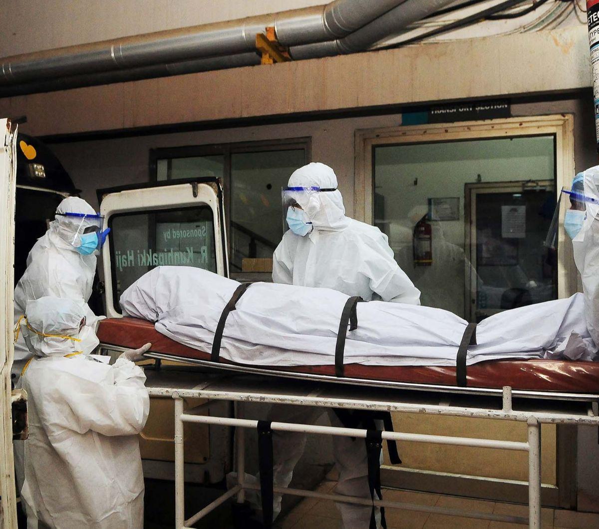 Foto yang diambil pada 12 September 2023 memperlihatkan petugas kesehatan dengan alat pelindung lengkap memindahkan jenazah seseorang yang meninggal karena terinfeksi virus Nipah di sebuah rumah sakit swasta di Kozhikode, Kerala, India.