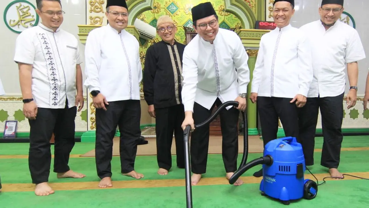 Direktur Utama PT Bank Muamalat Indonesia Tbk Indra Falatehan (ketiga kanan) mencoba alat kebersihan di sela acara Gerakan Bersih Masjid yang dilaksanakan di Masjid Jami' Baitur Rahmah, Jakarta, Sabtu (7/10/2023). (Dok Bank Muamalat)