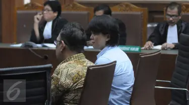 Direktur CV Semesta Berjaya Xaveriandy Sutanto dan istrinya, Memi, saat menjalani sidang vonis di Pengadilan Tipikor Jakarta, Rabu (4/1). (Liputan6.com/Helmi Afandi)