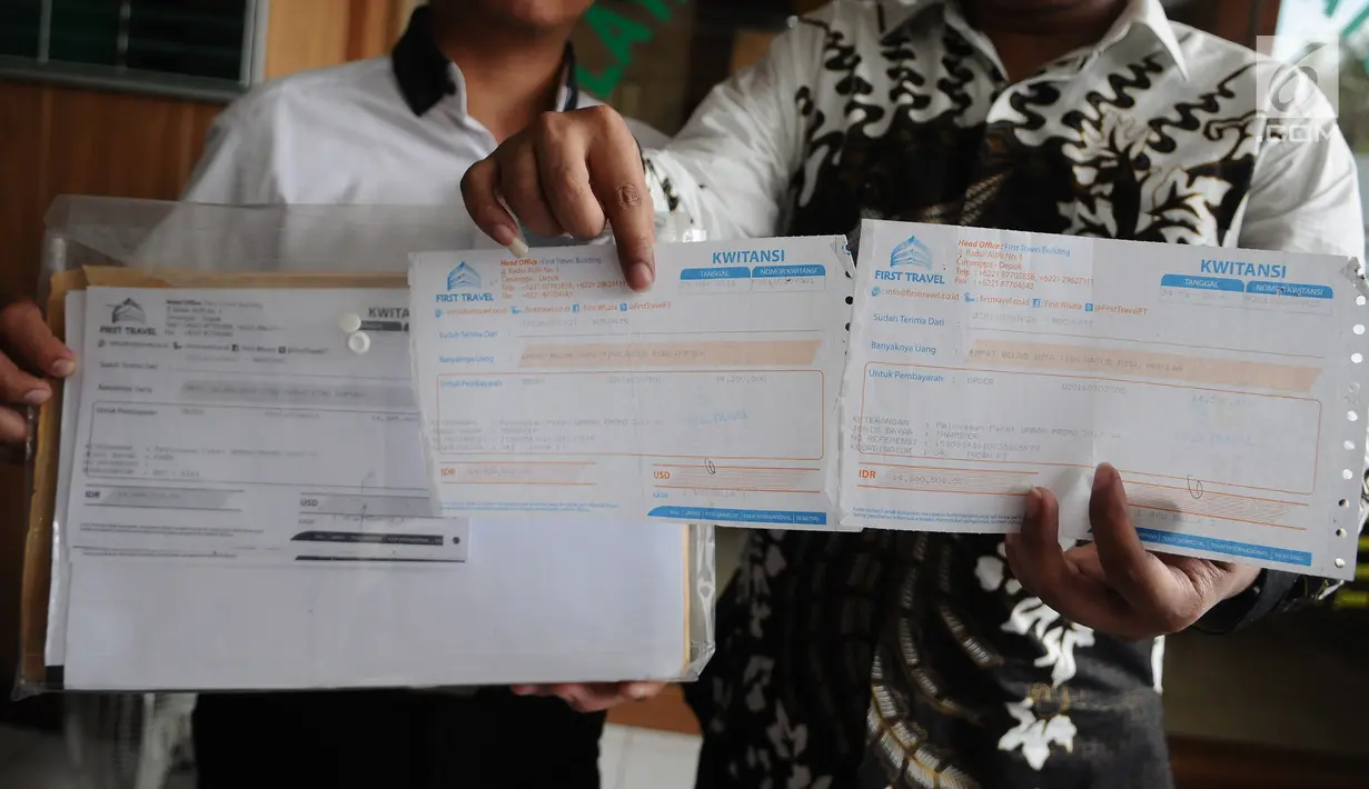 Kuasa hukum jemaah korban First Travel menunjukkan kwitansi pembayaran di Pengadilan Negeri Depok, Jawa Barat, Senin (4/3). Para korban menuntut First Travel memberikan ganti rugi. (Liputan6.com/Herman Zakharia)