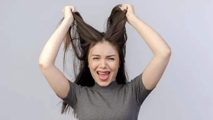 Beberapa kebiasaan sehari-hari yang harus dihindari agar rambut tidak rapuh