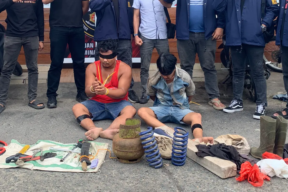Dua tersangka bernama Isa Ismail dan Ravi Virnando telah diamankan oleh Tim URC Tekab 308 Presisi Satreskrim Polres Way Kanan.(Dok. Istimewa).