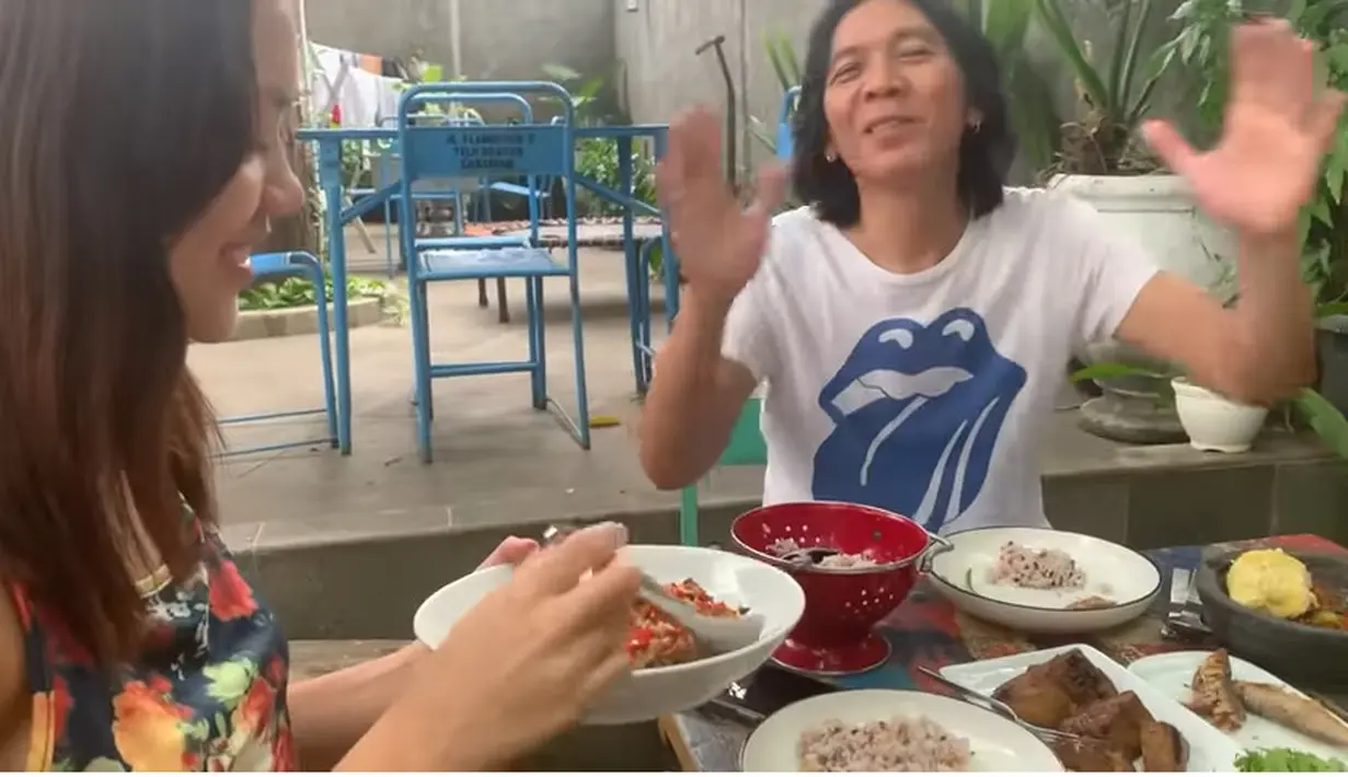 Bimbim juga menambahkan duren ke dalam sambal yang masih di cobek. Pria kelahiran Jakarta 56 tahun silam itu tampak lahap makan bersama keluarganya. [Youtube/ALZ Family Bimbim Slank]