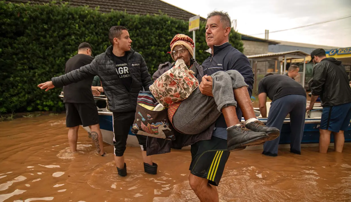 Seorang wanita dievakuasi dari daerah banjir di Porto Alegre, Negara Bagian Rio Grande do Sul, Brasil, pada tanggal 4 Mei 2024. (Carlos Fabal/AFP)