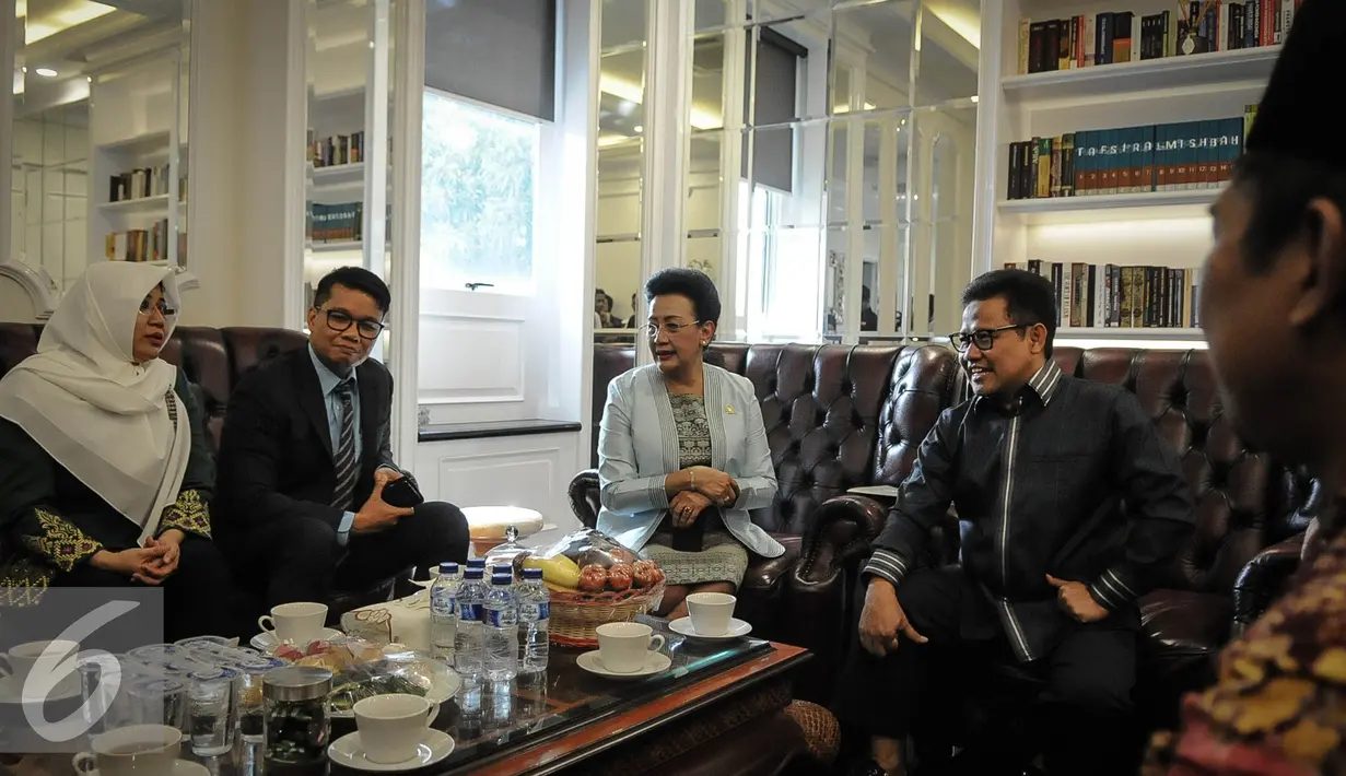 Suasana pertemuan DPD RI dengan PKB di Jakarta, Rabu (28/9). Kedatangan DPD RI ke kantor PKB untuk bertukar pikiran tentang ketatanegaraan sekaligus meminta dukungan PKB untuk penguatan wewenang DPD di parlemen. (Liputan6.com/Faizal Fanani)