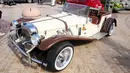 Sebuah Mercedes Benz SSK 1929 ditampilkan dalam pameran mobil klasik di Marina Crescent, Kuwait City, Kuwait, 29 Oktober 2021. (YASSER AL-ZAYYAT/AFP)