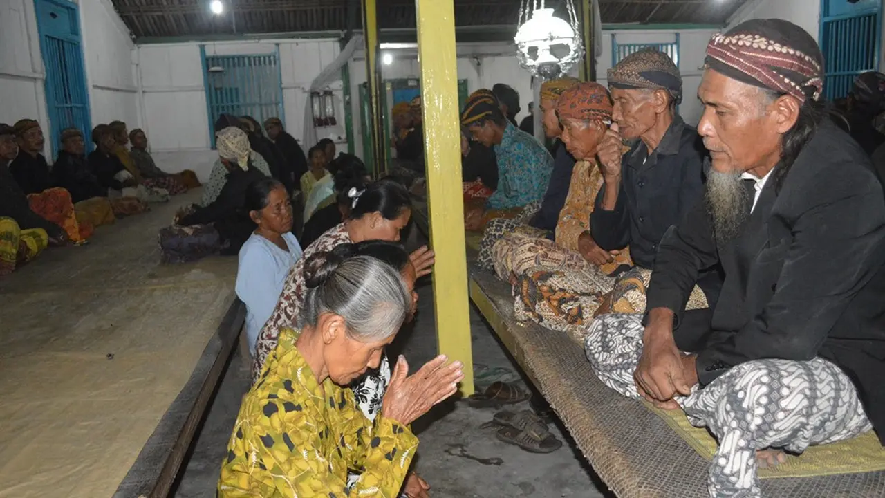 Komunitas Islam Kejawen Paguyuban Resik Kubur Rasa Sejati (PRKRS) Kalikudi, Adipala, Cilacap, dalam ritual Sungkem, malam Jumat Kliwon. (Liputan6.com/Muhamad Ridlo)
