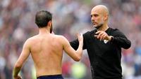 Manajer Manchester City, Pep Guardiola, memberi semangat kepada Bernardo Silva setelah timnya bermain&nbsp;imbang 2-2 kontra West Ham United pada laga pekan ke-37 Premier League di London Stadium, Minggu (15/5/2022) malam WIB.&nbsp;(AP Photo/Kirsty Wigglesworth)