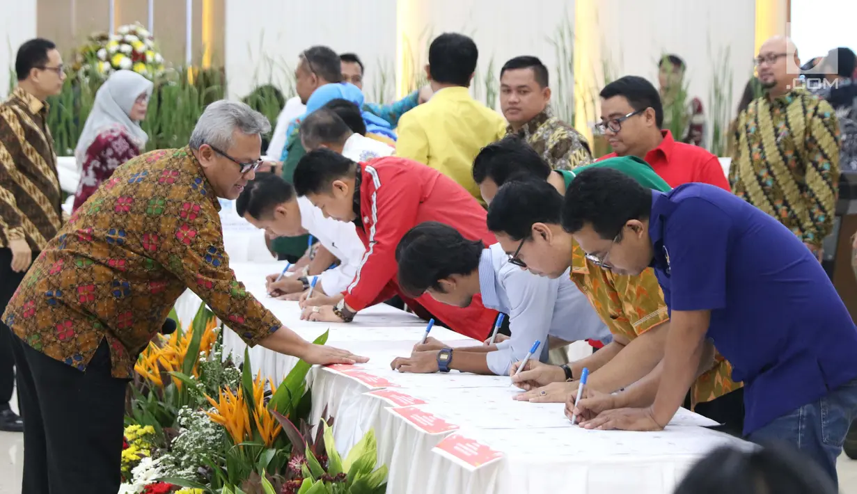 Ketua KPU RI, Arief Budiman (kiri) melihat penandatangan persetujuan surat suara pemilihan Presiden dan Wakil Presiden serta anggota DPR RI pemilu 2019 oleh perwakilan partai politik di Jakarta, Jumat (4/1). (Liputan6.com/Helmi Fithriansyah)