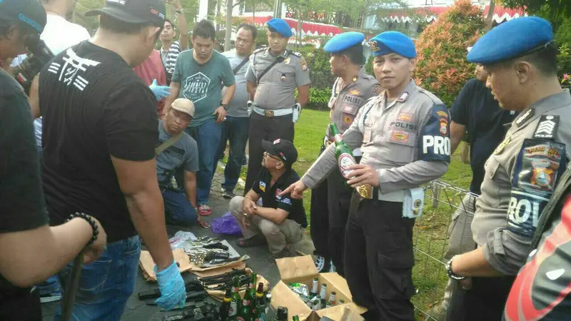 Bentrok polisi dan Satpol PP di Makassar (Divisi Humas Mabes Polri)