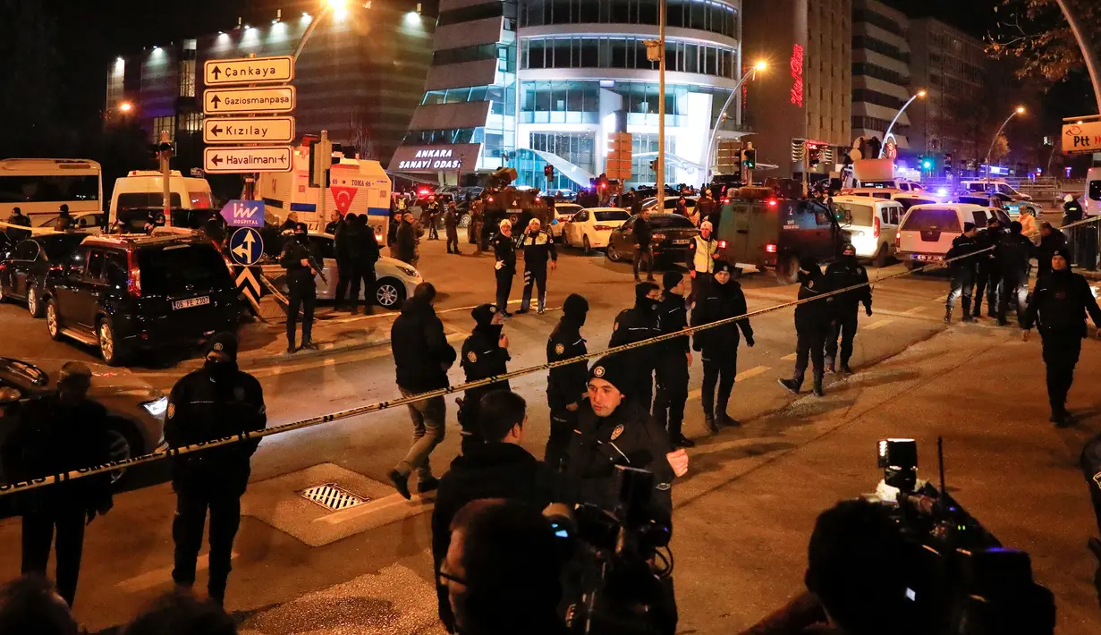 Personil kepolisian mengamankan lokasi penembakan Dubes Rusia untuk Turki, Andrei Karlov oleh seorang mantan anggota kepolisian di galeri seni di Ankara, Senin (19/12). Insiden penembakan tersebut juga melukai tiga orang lainnya. (REUTERS/Umit Bektas)